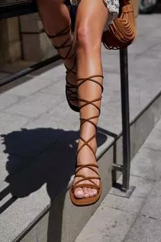 Светло-коричневые женские сандалии на шнуровке с запахом Madamra, коричневый