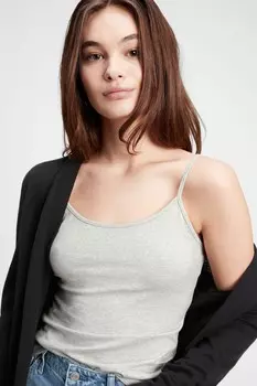 Светло- приталенная блузка на бретелях и широком вырезе Gap, серый