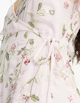 Светло-розовое платье макси с развевающимися рукавами и вышивкой ASOS DESIGN Petite Bridesmaid