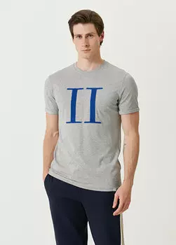 Светло-серая футболка с коротким рукавом и детализированным логотипом Les Deux