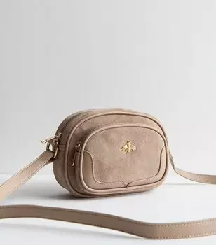 Светло-серая замшевая сумка через плечо с овальным логотипом в виде пчелы New Look, светло-серый