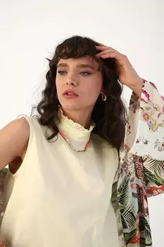 Светло-желтая блузка-трапеция с оборчатым воротником ALL DAY