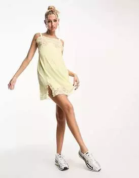 Светло-желтое мини-платье на бретелях COLLUSION с кружевной вставкой