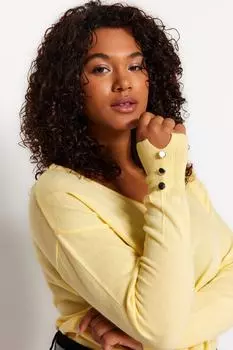 Светло-желтый вязаный свитер на пуговицах с V-образным вырезом Trendyol