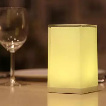 Светодиодная настольная лампа Cub USB-C с аккумулятором и управлением через приложение LICHT-TREND, белый