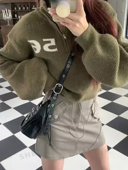 Свитер, графические буквы, полумолния, заниженная линия плеча Dazy, зеленый