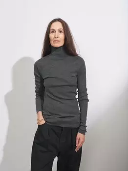 Свитер из мериносовой шерсти в тонкую рубчику с высоким воротником Raey, серый