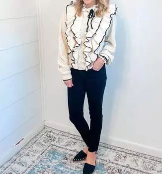 Свитер с оборками и наконечниками в кремовом цвете Stellah