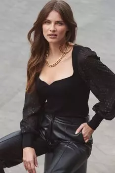 Свитер с прозрачными рукавами и вырезом в форме сердечка Sosandar, черный