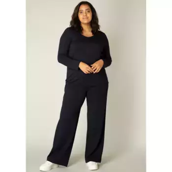 Свитер с V-образным вырезом Base Level и V-образным вырезом Base Level Curvy, синий