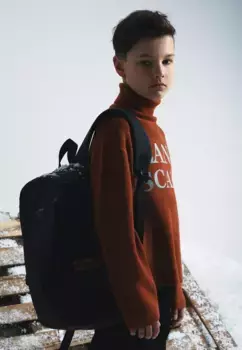 Свитер с высоким воротником Gulliver и рукописными принтами, коричневый