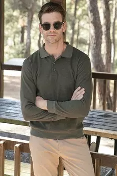 Свитер стандартного кроя из смеси хлопка с воротником-поло 456223 Buratti, хаки