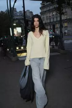 Свитер тонкой вязки с V-образным вырезом H&M, желтый