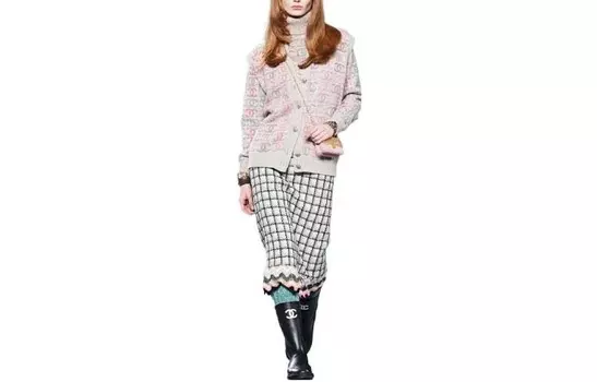 Свитер женский розовый Chanel