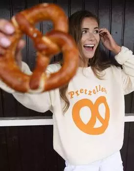 Свитшот унисекс с надписью "Крендель" и графикой "Крендель" Batch1 ванильного цвета