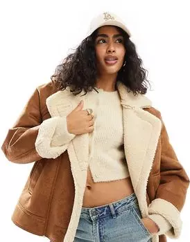 Свободная контрастная короткая куртка из овчины коричневого цвета Bershka