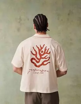 Свободное поло ASOS DESIGN с короткими рукавами, вышивкой на груди и графикой на спине в кремово-белом цвете