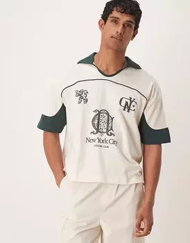 Свободное поло свободного кроя от ASOS DESIGN с выкройкой и вставками, а также графикой города в кремовом цвете