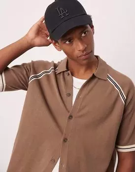 Свободное трикотажное поло на пуговицах коричневого цвета с контрастной отделкой от ASOS DESIGN