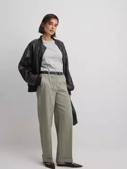 Свободные плиссированные брюки NA-KD, зеленый