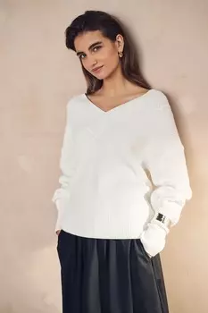 Свободный трикотажный джемпер с V образным вырезом в рубчик Next, экрю