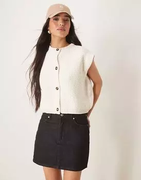 Свободный трикотажный жилет ASOS DESIGN кремового цвета с пуговицами и фактурой