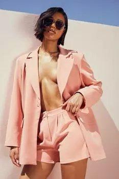 Также городские шорты Boohoo, коралловый