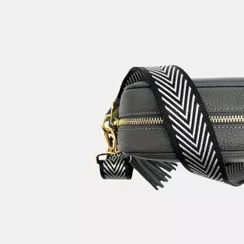 Темно-серая кожаная сумка через плечо с черно-серебряным ремешком с шевроном Apatchy London