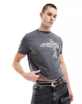 Темно-серая укороченная футболка с гранж-принтом ASOS DESIGN спереди