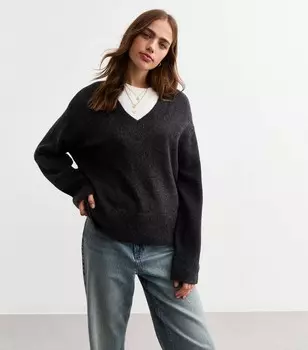Темно-серый вязаный джемпер с широким V-образным вырезом New Look, темно-серый