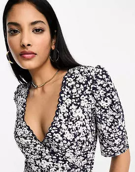 Темно-синее платье с запахом и цветочным принтом & Other Stories