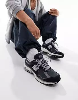 Темно-синие кроссовки New Balance 2002R с белой отделкой