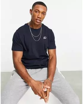 Темно-синяя футболка с небольшим логотипом New Balance