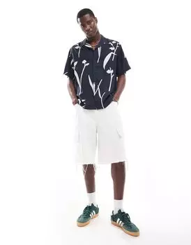 Темно-синяя рубашка оверсайз с глубоким воротником и принтом в виде листьев Selected Homme