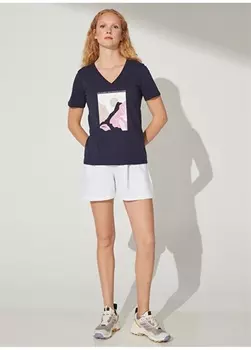 Темно-синяя женская футболка с V-образным вырезом и принтом Fabrika