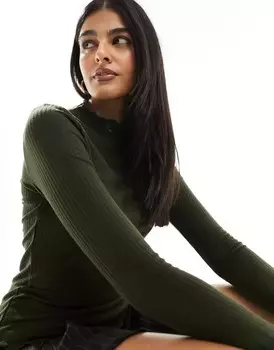 Темно-зеленый топ Only в рубчик с высоким воротником и рюшами по краю