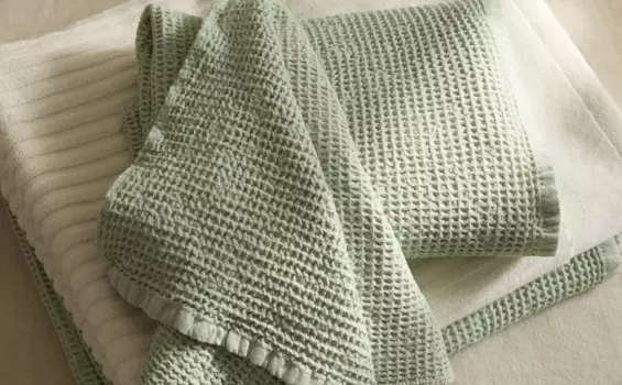 Текстурированное банное полотенце вафельной вязки Zara Home, бирюзовый