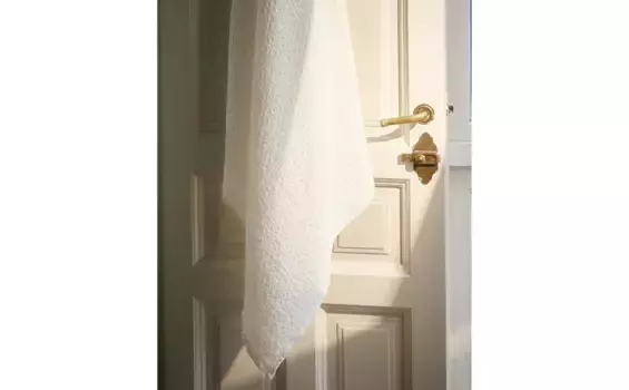 Текстурированное банное полотенце вафельной вязки Zara Home, цвет Oyster White