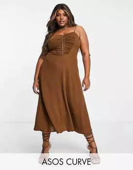 Текстурированное чайное платье миди на бретелях с крючками и ушками ASOS DESIGN Curve шоколадного цвета