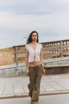 Текстурированные брюки ZARA, цвет Light khaki