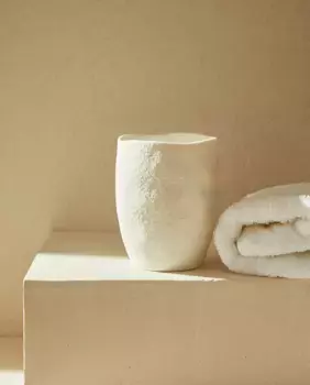 Текстурированный керамический держатель для зубных щеток Zara Home, белый