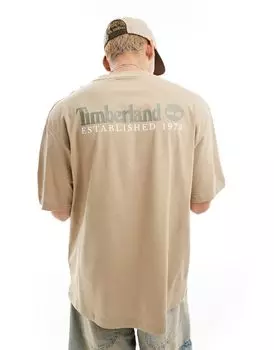 Timberland — бежевая футболка oversize с большим логотипом и надписью на спине — только на ASOS