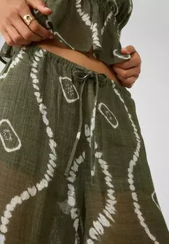 Тканевые брюки FLOWING PRINTED Stradivarius, темно-зеленый