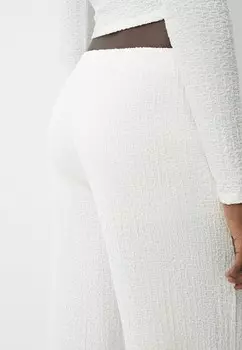 Тканевые брюки WIDE EMBOSSED Bershka, белый