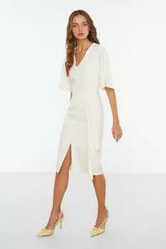 Тканое платье цвета экрю с поясом Trendyol