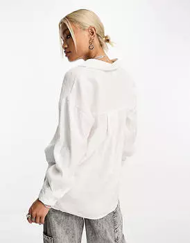 Только легкая рубашка белого цвета