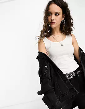 Только топ-жилет белого цвета