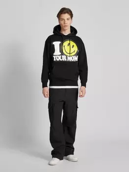 Толстовка с капюшоном и вышитой этикеткой, модель «СМАЙЛИСЬ ТВОЯ МАМА» MARKET, черный