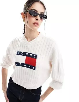 Tommy Jeans = вязаный свитер белого цвета с флагом