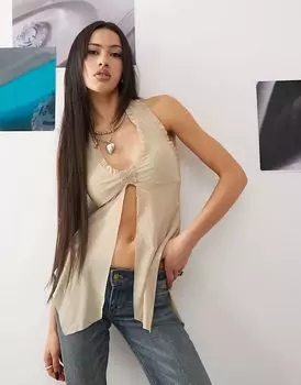 Топ-бабочка с оборками и вырезом-халтер с разрезом спереди бежевого цвета Princess Polly